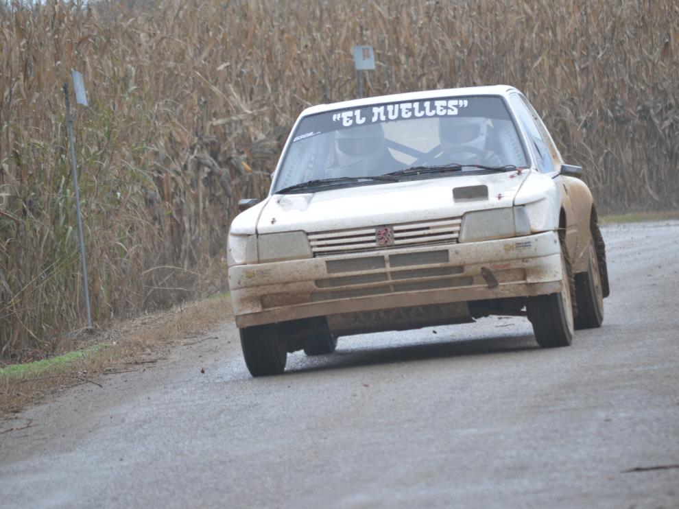 Los zaragozanos Raúl Huerta e Ismael Pina (Peugeot 205 MI) logran la victoria en el VI Tramo de Tierra de Esplús.