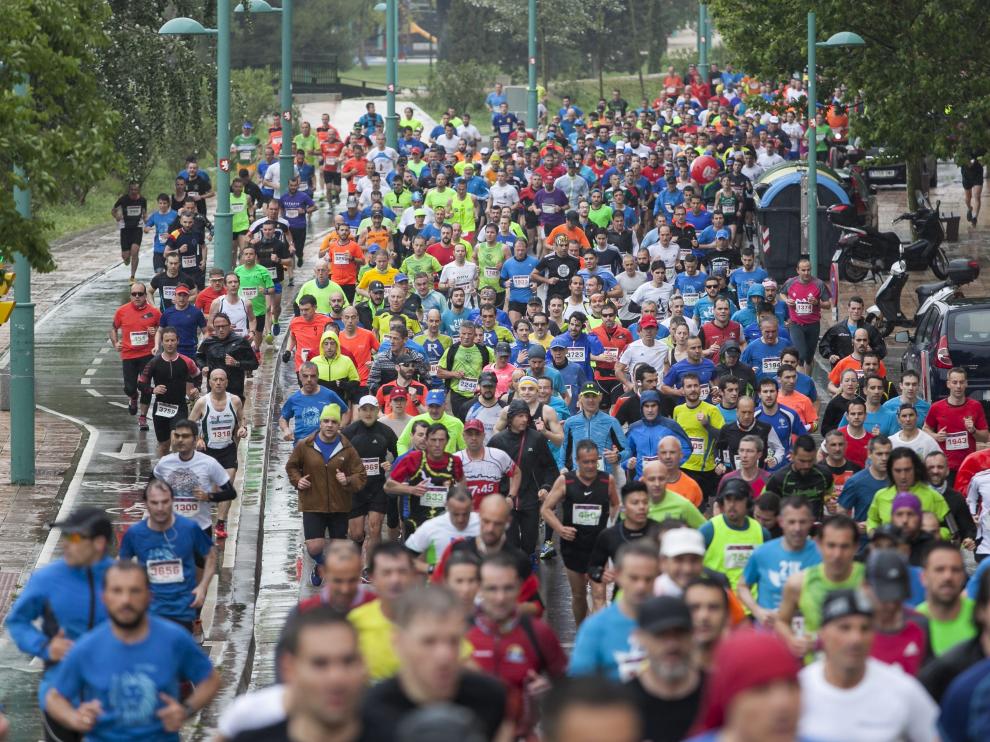 Cientos de corredores del Maratón de Zaragoza