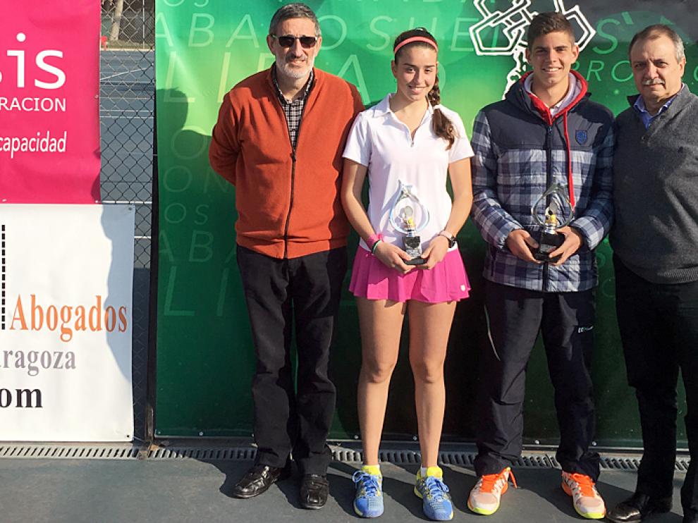 Alberto Colás y Marta Falceto, nuevos campeones de Aragón de tenis en categoría júnior, acompañados del presidente y del Delegado de Deportes del EM El Olivar