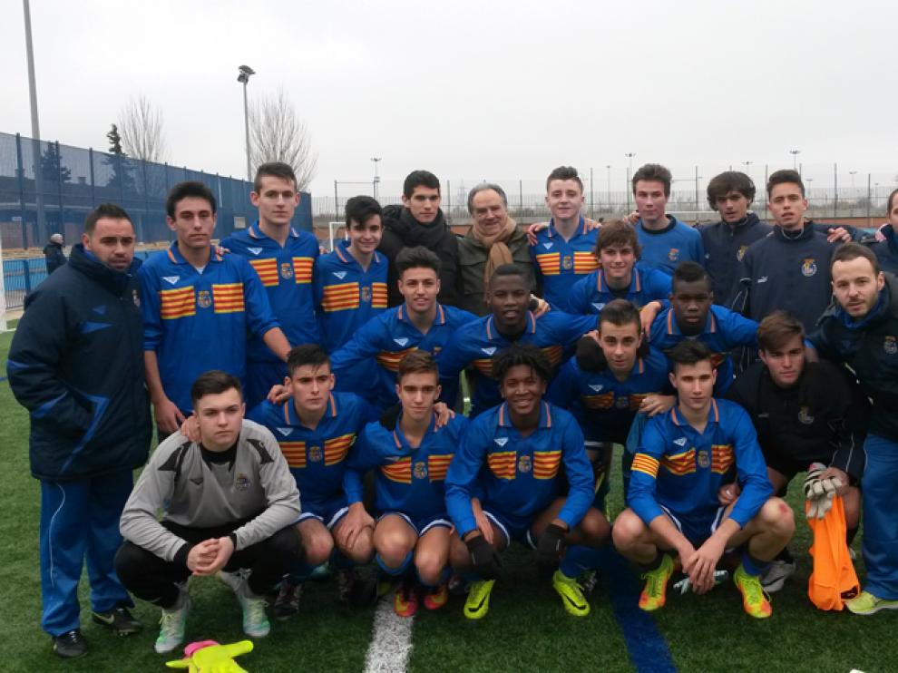 Jesús Vallejo y Óscar Fle posan con la selección de Aragón sub 16 tras su enfrentamiento con País Vasco.