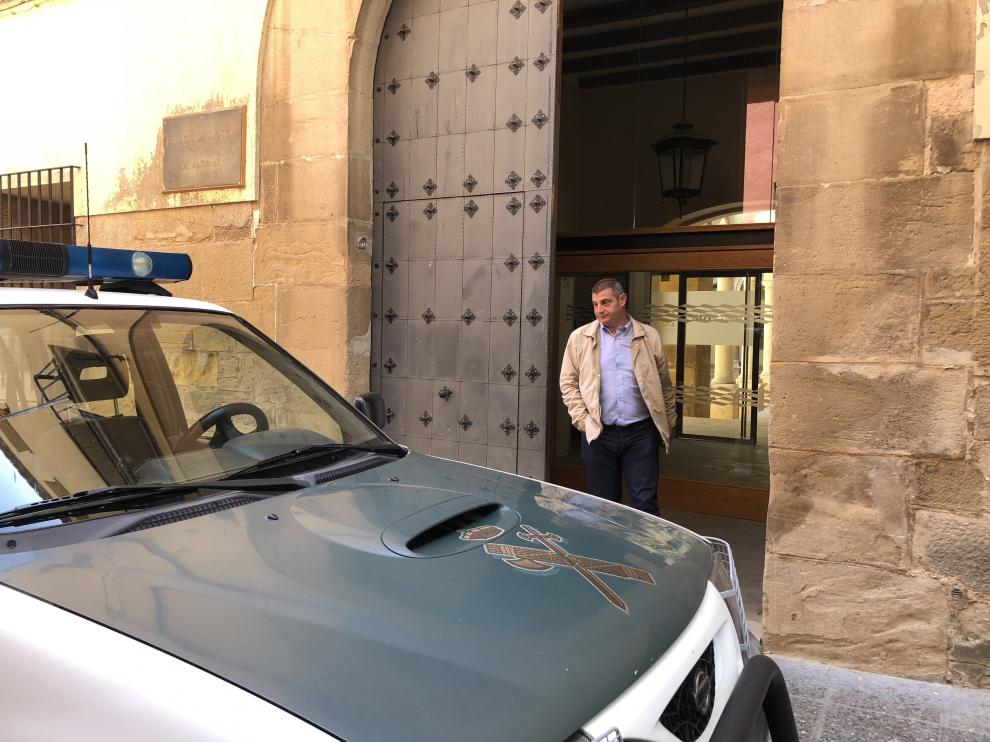 El capitán de Alcañiz, ayer, saliendo de los Juzgados después de declarar durante tres horas.