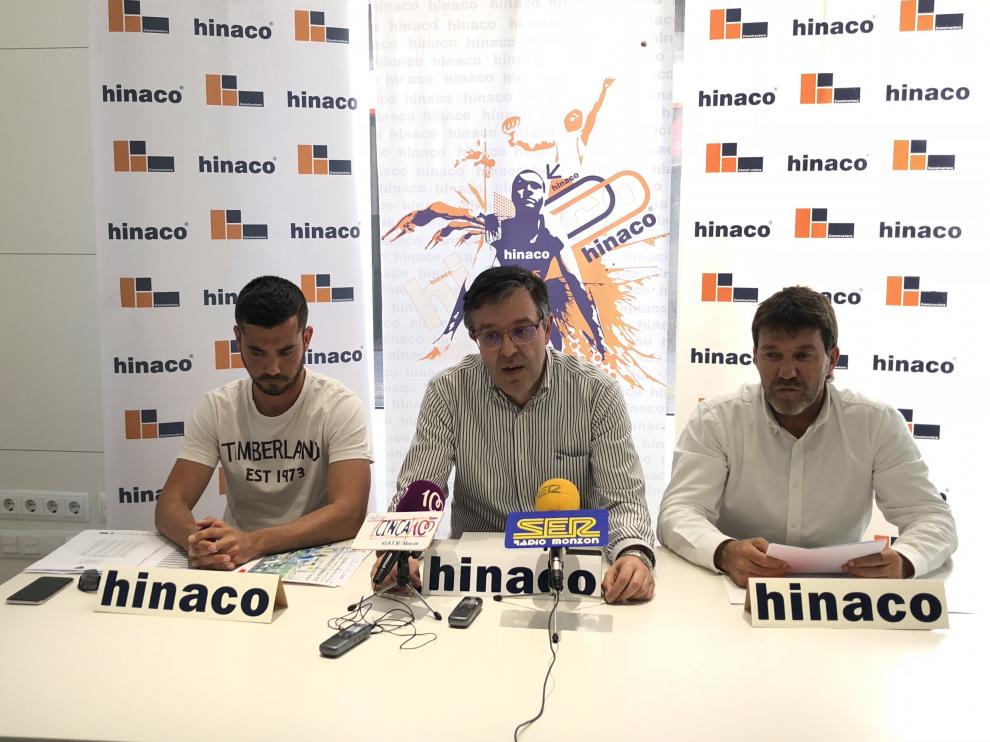 Eloy Mur, director técnico del club, el presidente José Antonio Andreu, y Jesús Hidalgo, de Hinaco, en el acto de presentación.
