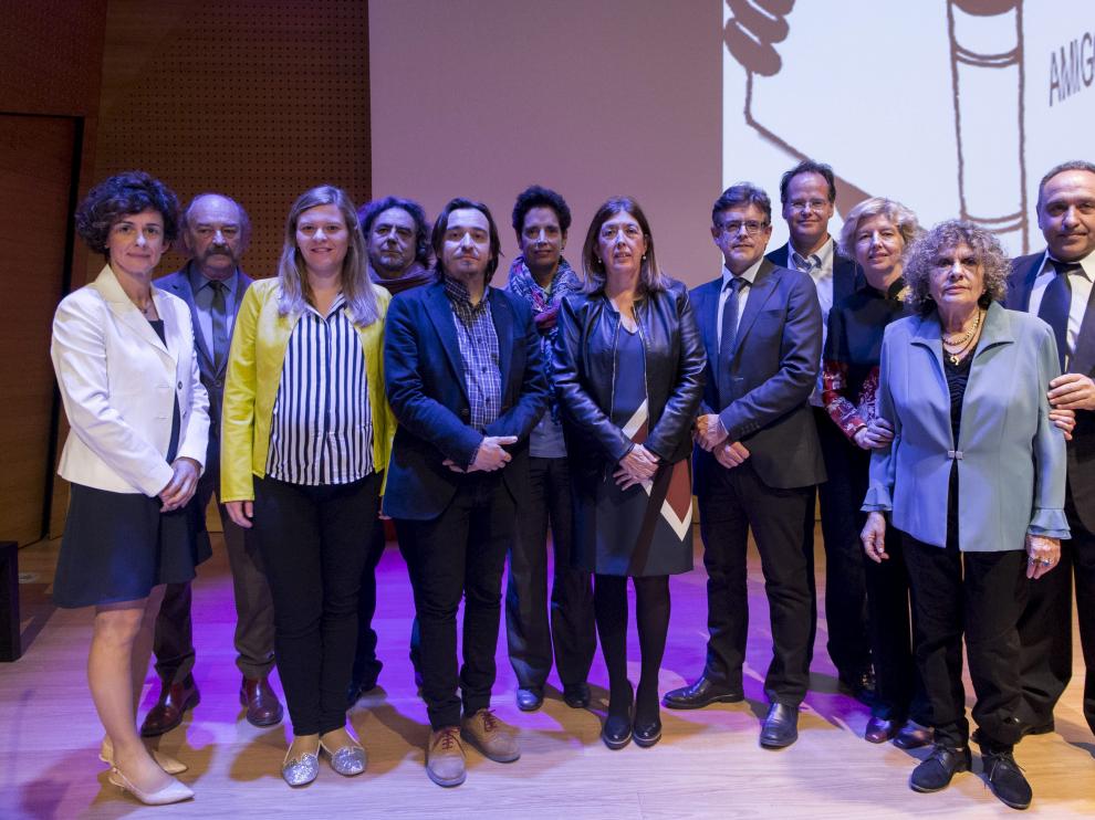 Los galardonados en los XXVI Premios Búho, junto a las autoridades y los organizadores, en el auditorio de Caixaforum.