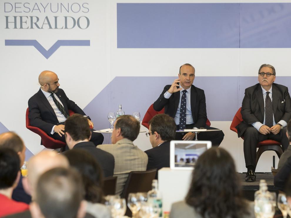 Javier Cendoya se dirige al público. Con él, Carlos Núñez y Manuel Teruel.