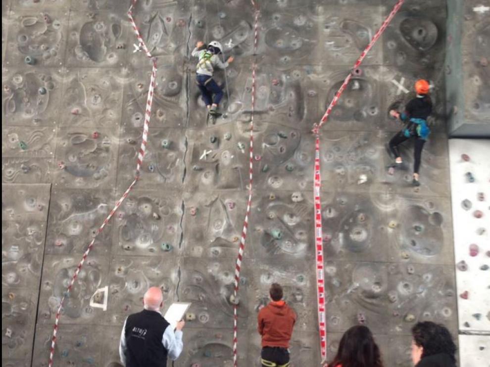 Pequeños escaladores compitiendo en una ruta equipada.