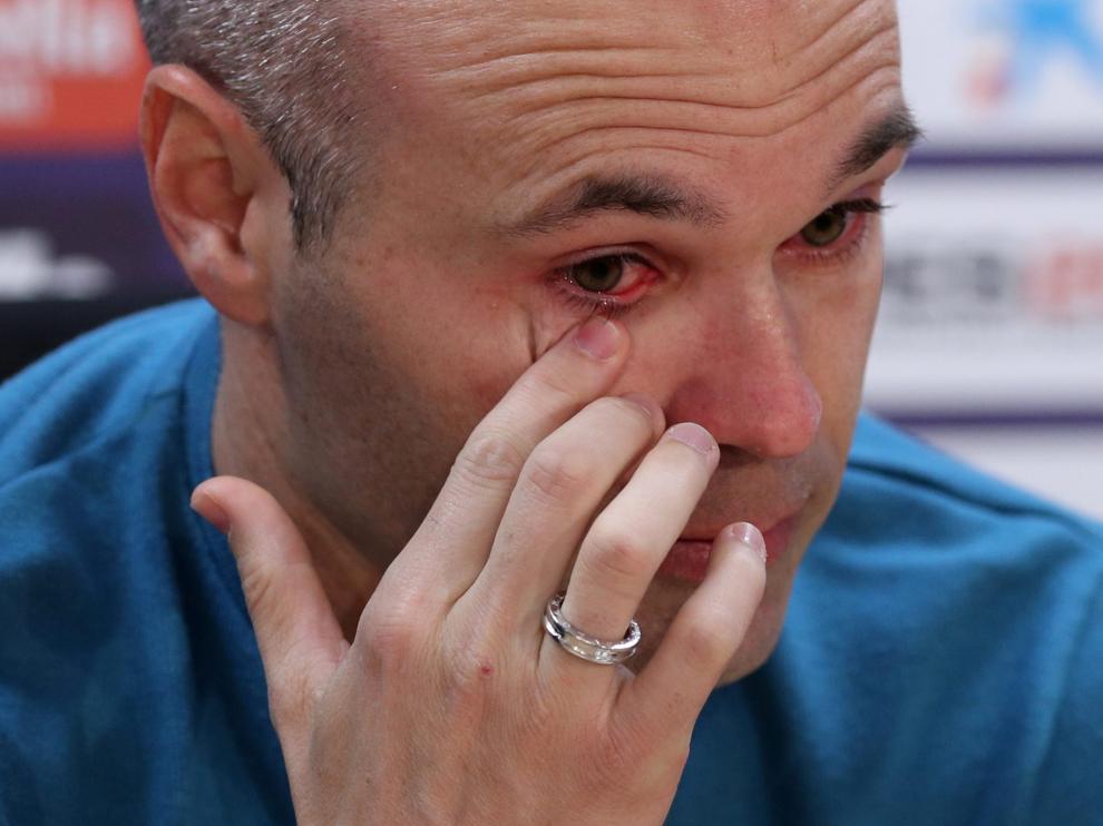 Iniesta anuncia entre lágrimas que deja el Barça después de 22 años