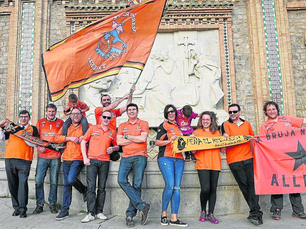 Representantes de las peñas naranjas posan en La Escalinata ilusionados con ganar el triplete en la cancha del eterno rival, el Unicaja.