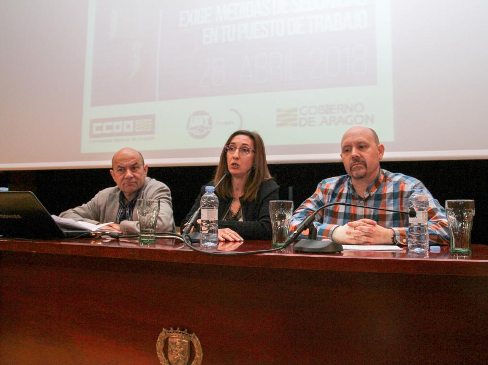 La directora general de Trabajo, Soledad de la Puente, entre Daniel Alastuey, secretario general de UGT y Manuel Pina, secretario general de CC. OO. Aragón