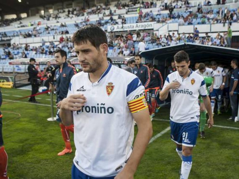 Javier Paredes, con el brazalete de capitán, durante un encuentro del Real Zaragoza.