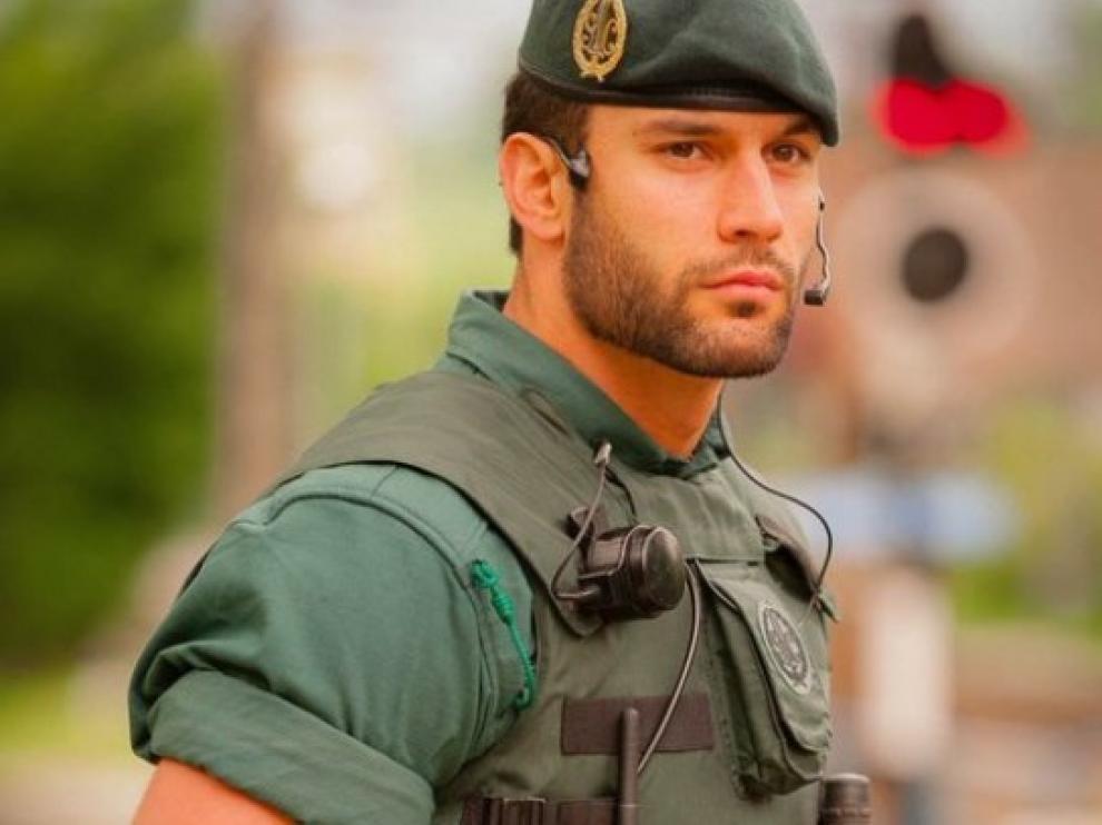 El agente Pérez Díez, en la imagen que dio la vuelta al mundo.