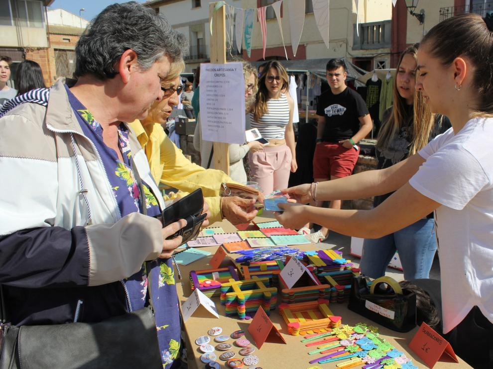 En el mercadillo además hay un puesto de creps y otro de artesanía, así como varias actividades lúdicas