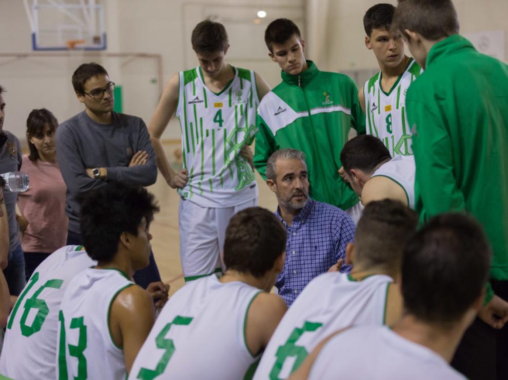 Carlos Iglesias se dirige a sus jugadores del Simply Olivar.