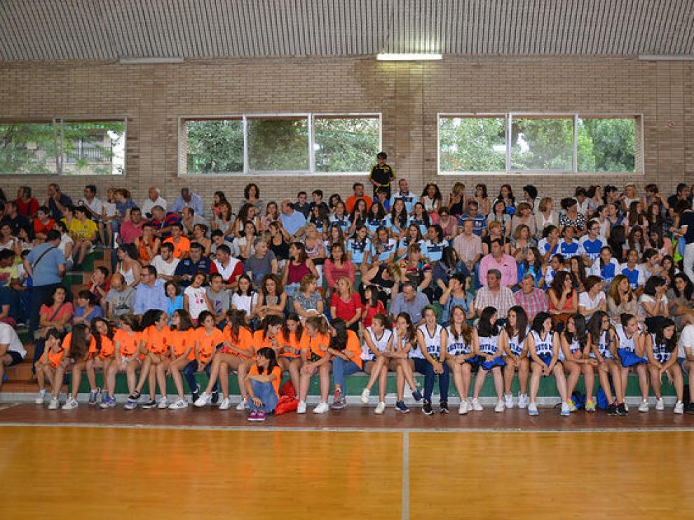 Aspecto que presentaba la grada de Pompiliano durante la entrega de trofeos de 2016.