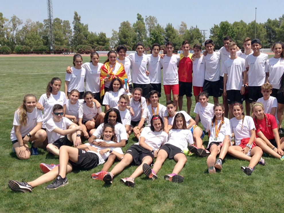 Los atletas de la selección aragonesa cadete posan con las medallas, ayer en Lorca.