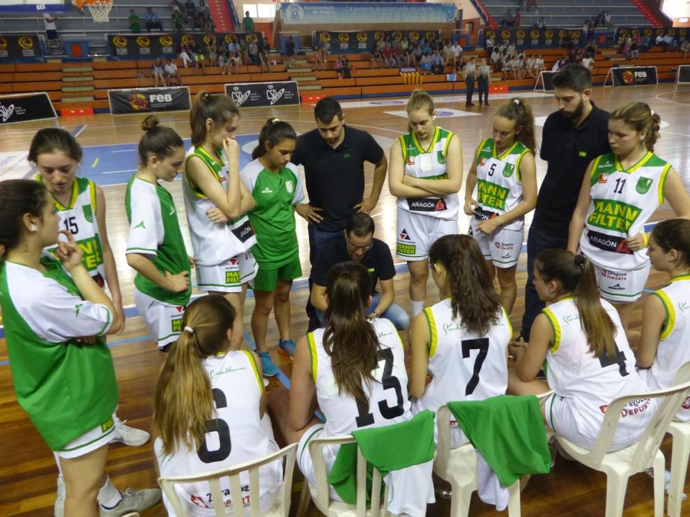 Santi Pérez, en un tiempo muerto con sus jugadoras.