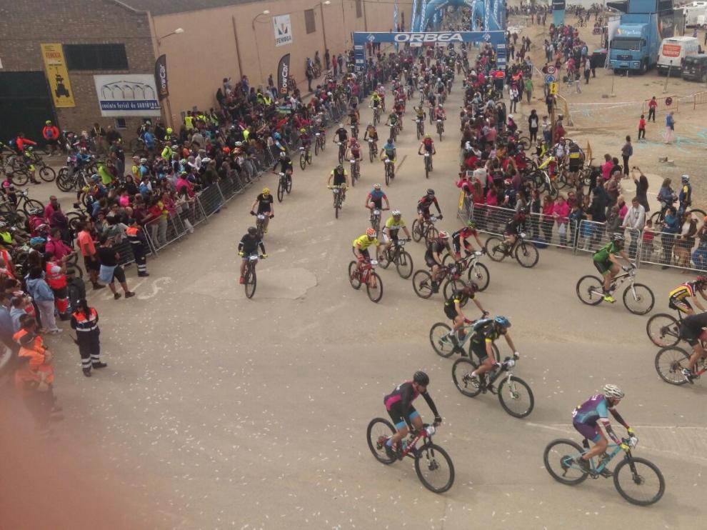 Hasta 8.000 ciclistas compiten en la gran Orbea Monegros