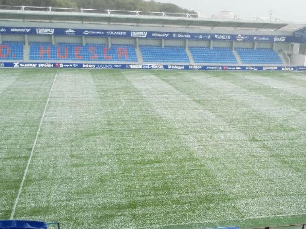 El Alcoraz, nada más caer la tormenta de granizo en la tarde de este sábado, hora y media antes del partido Huesca-Granada.
