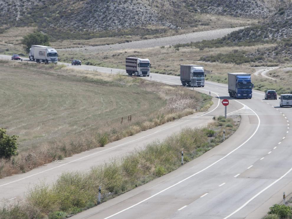 Vehículos pesados circulando por la N-II entre Alfajarín y Fraga.