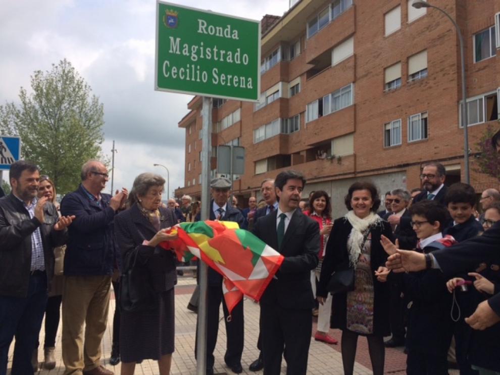 La viuda, María Angeles Puig, y el alcalde, Luis Felipe, descubren la placa