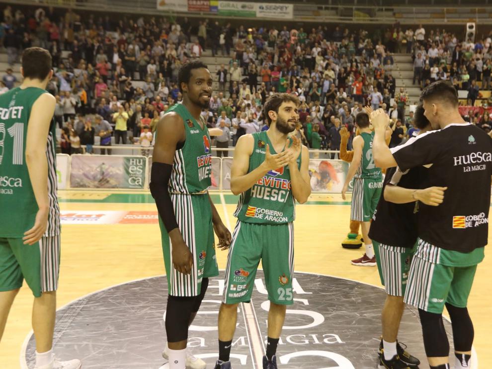 Los jugadores del Levitec Huesca celebran la victoria que les ha dado la permanencia.