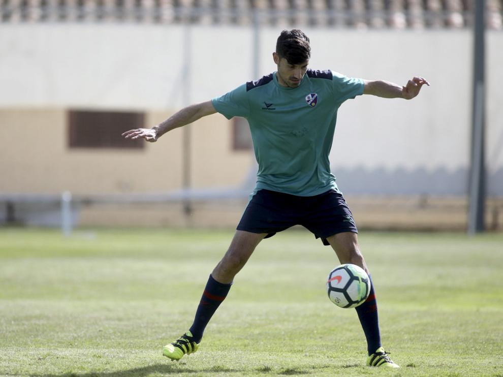 Juan Aguilera, en la imagen durante un entrenamiento de esta semana, apunta a la titularidad tras superar una pequeña lesión muscular.