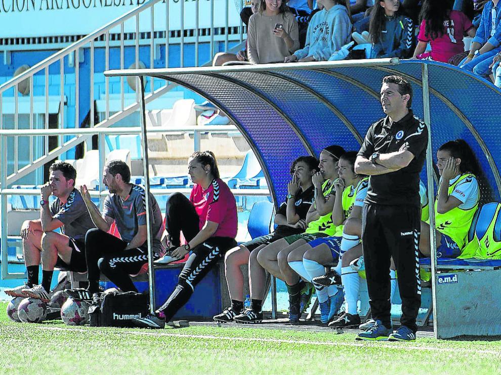 Alberto Berna, delante del banquillo, durante un partido en el Pedro Sancho.