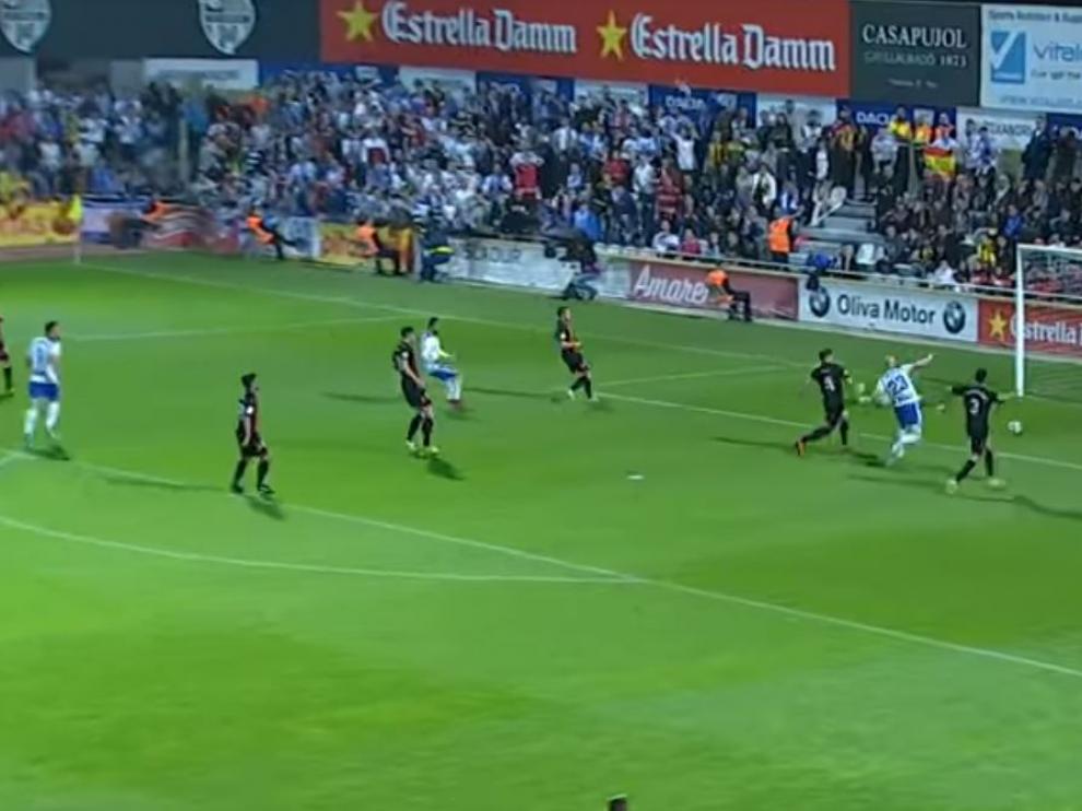 Momento en el que Toquero empuja a gol el balón repelido por el poste a disparo previo de Verdasca. Era el 0-1 en Reus este viernes.