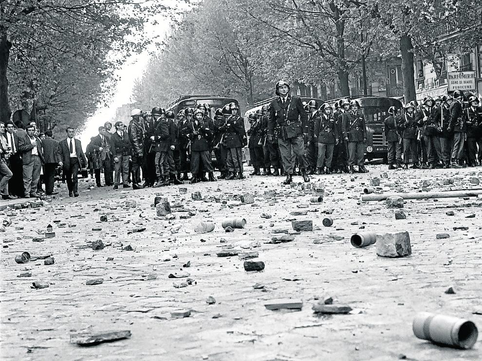 Policías frente a un escenario de violencia, con adoquines levantados, el 6 de mayo del 68 en París.