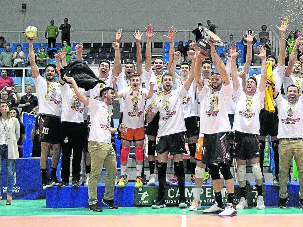 Ereu levanta el trofeo de la Superliga rodeado de sus compañeros, que celebran por todo lo alto la consecución del campeonato y del histórico triplete.