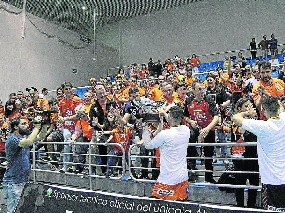 Los jugadores celebran con la afición turolense que viajó a Almería el triunfo.