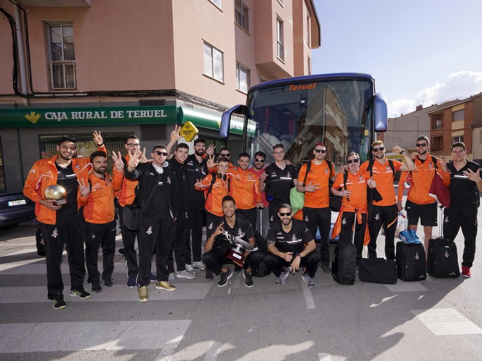Los jugadores y técnicos del CV Teruel posan con el trofeo de la sexta Superliga al llegar a Teruel.