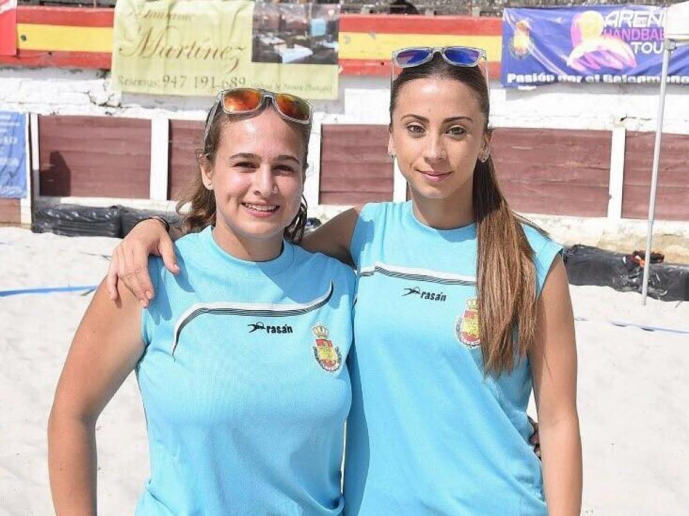 Aida Cosío y Lorena García, árbitras de balonmano playa.