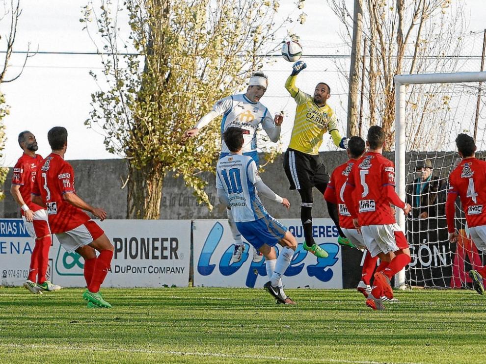 Monsalvo despeja de puños ante Beltrán.