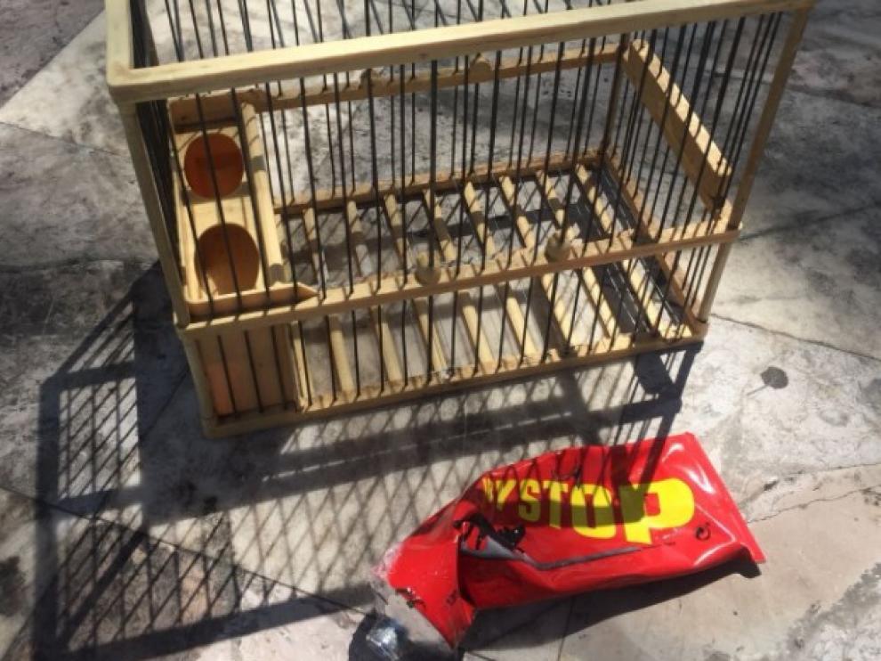 El pegamento y la jaula que portaban los denunciados.