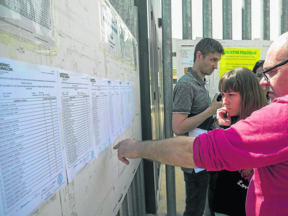 Familias de niños que quieren entrar en el colegio San Jorge (Valdespartera 2) mira los números adjudicados para el sorteo