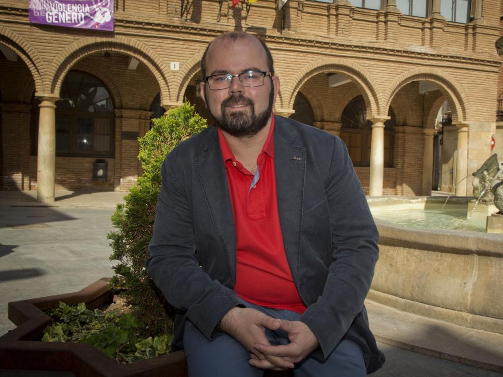 Sergio Ortiz en la plaza de España de Cariñena, junto a la Fuente de la Mora