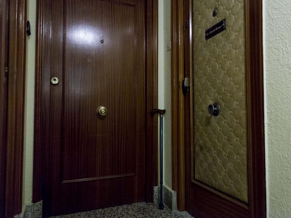 El bastón de Benito A. R. estuvo un mes apoyado en su puerta hasta que alguien se preguntó por qué estaba ahí. Los mayores de 65 años que mueren solos en sus casas se han convertido en un problema social que las instituciones y la ciudadanía deben solucionar, según los expertos.