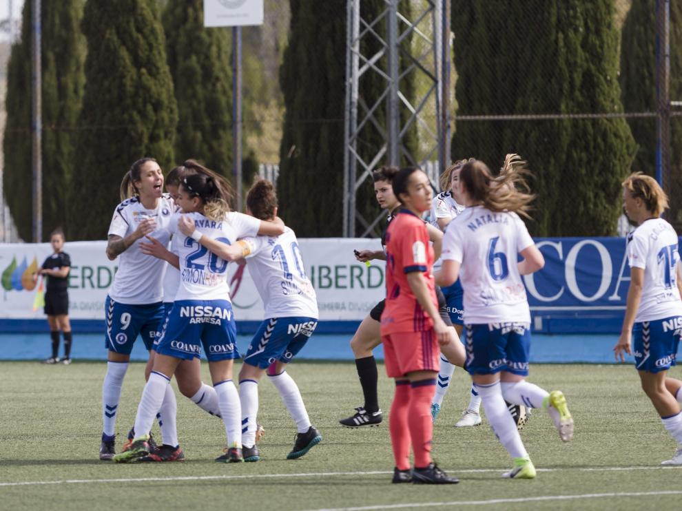 Las jugadoras del Zaragoza Femenino se abrazan tras marcar un gol en el Pedro Sancho
