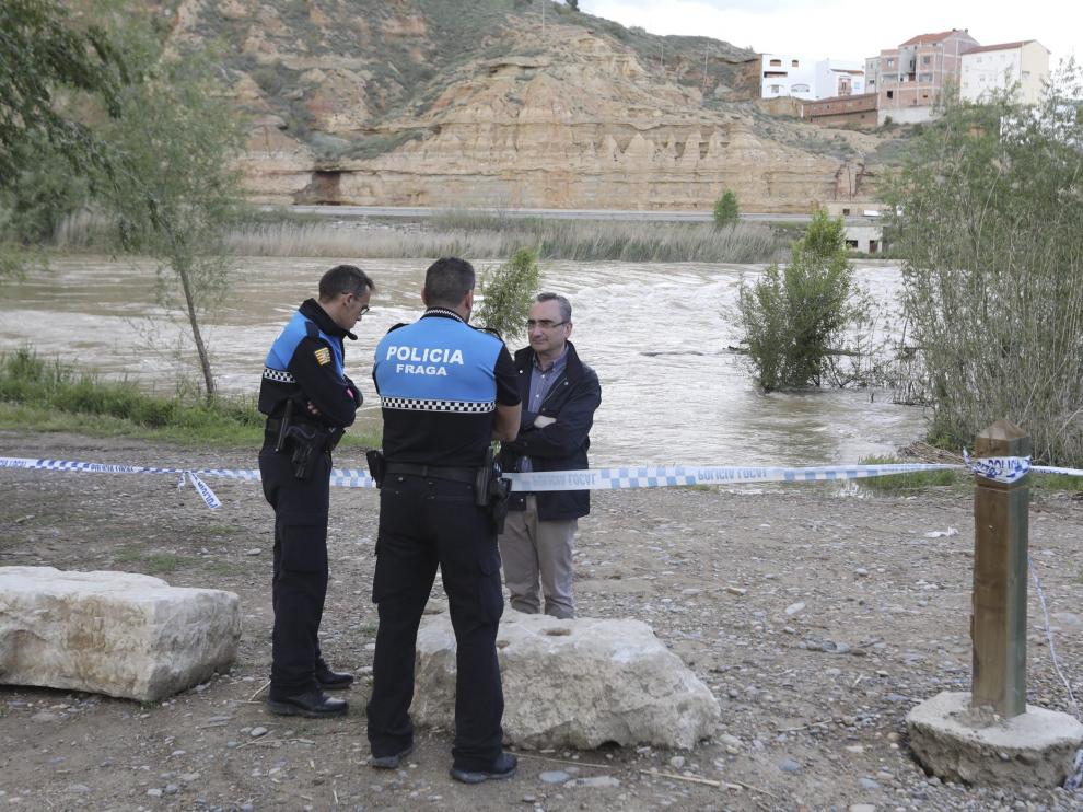 El alcalde de Fraga y policías locales en una de las zonas de la ribera del Cinca donde se prohíbe estos días el paso.