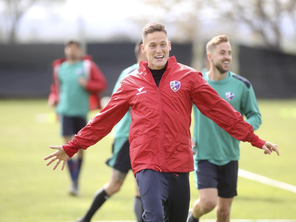 El portero Álex Remiro, sonríe después de finalizar ayer la sesión de recuperación para titulares con una carrera junto a sus compañeros.