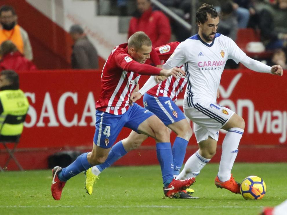 Un lance del juego en el partido de la primera vuelta entre el Sporting y el Real Zaragoza, en Gijón. Eguaras lleva la pelota.