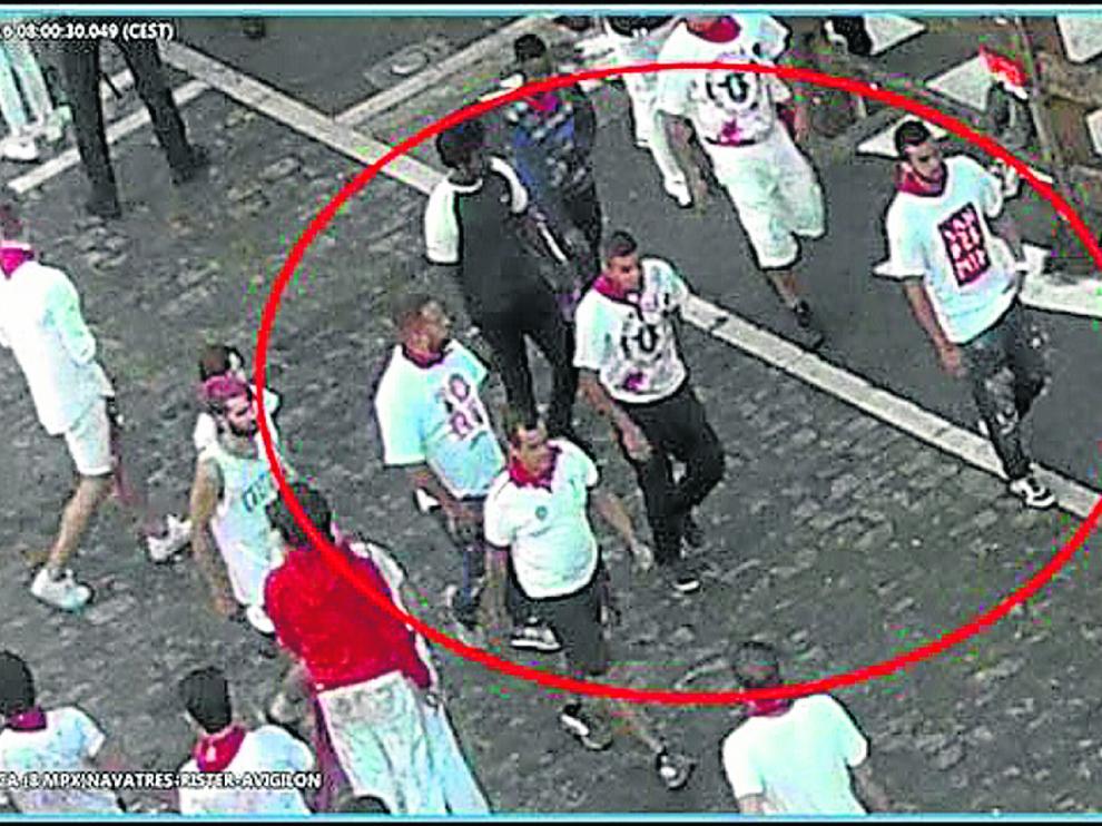 Los miembros de la Manada caminan por las calles de Pamplona.