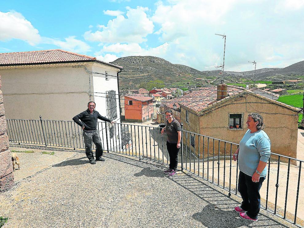 Juan José Ramo, alcalde de Rubielos de la Cérida, con su esposa y una de sus hijas, en una calle del pueblo