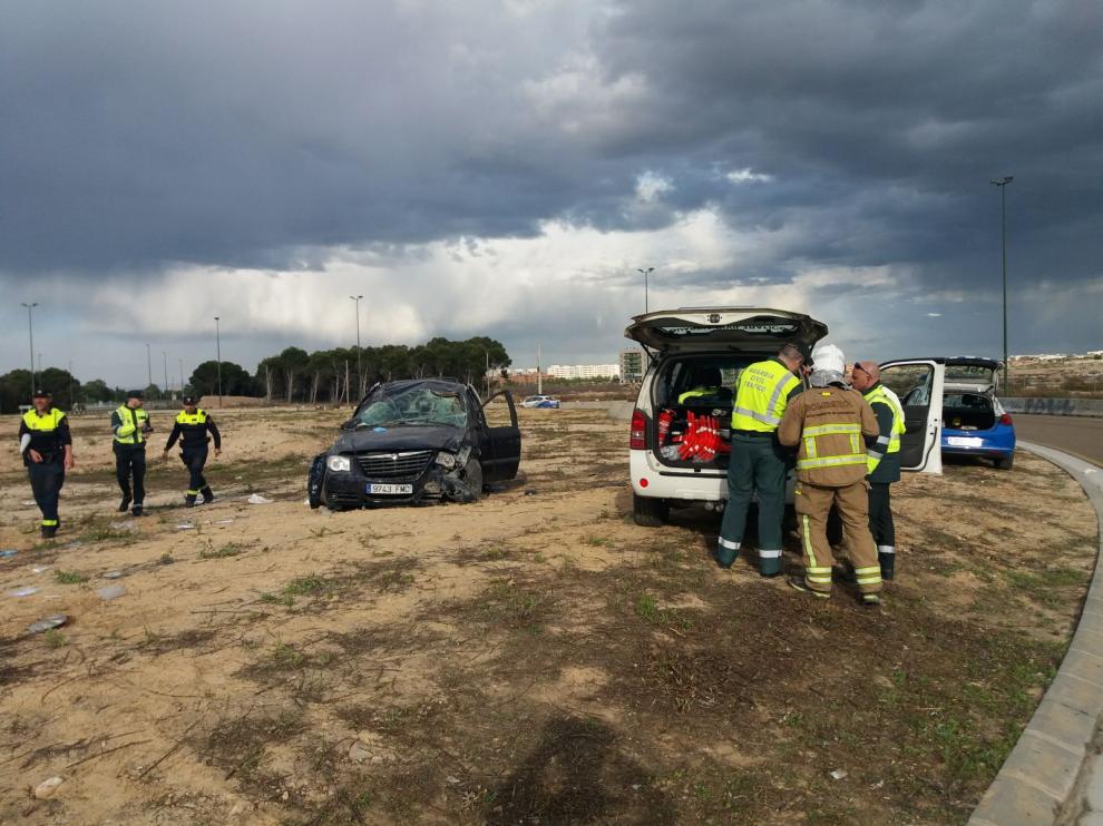 El coche volcó tras salirse de la vía.