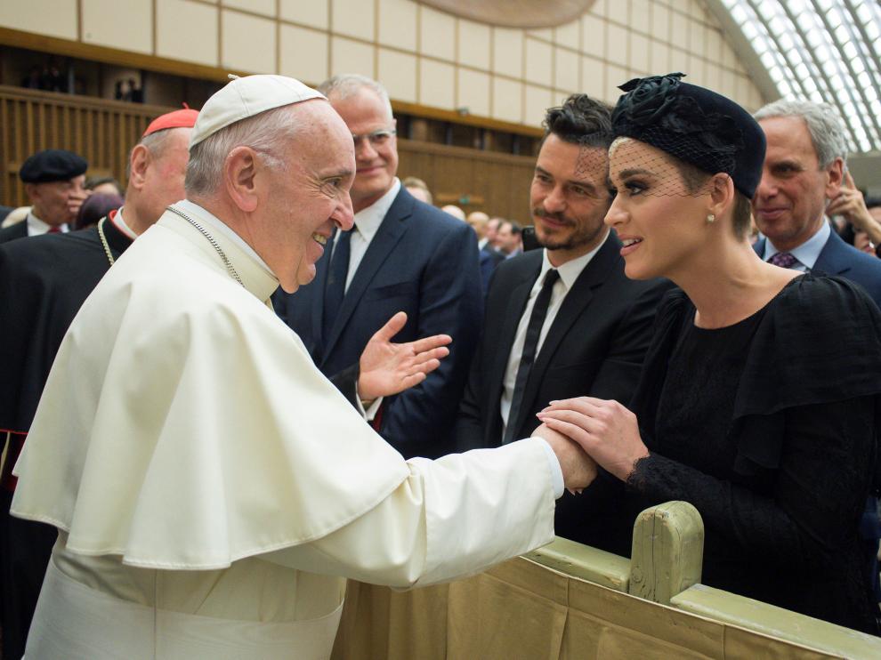 Momento en el que el Papa saluda a Katy Perry