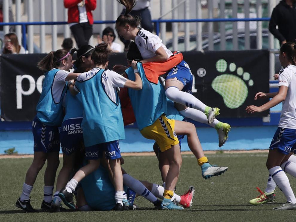 Las jugadoras del Zaragoza Femenino celebran un gol.