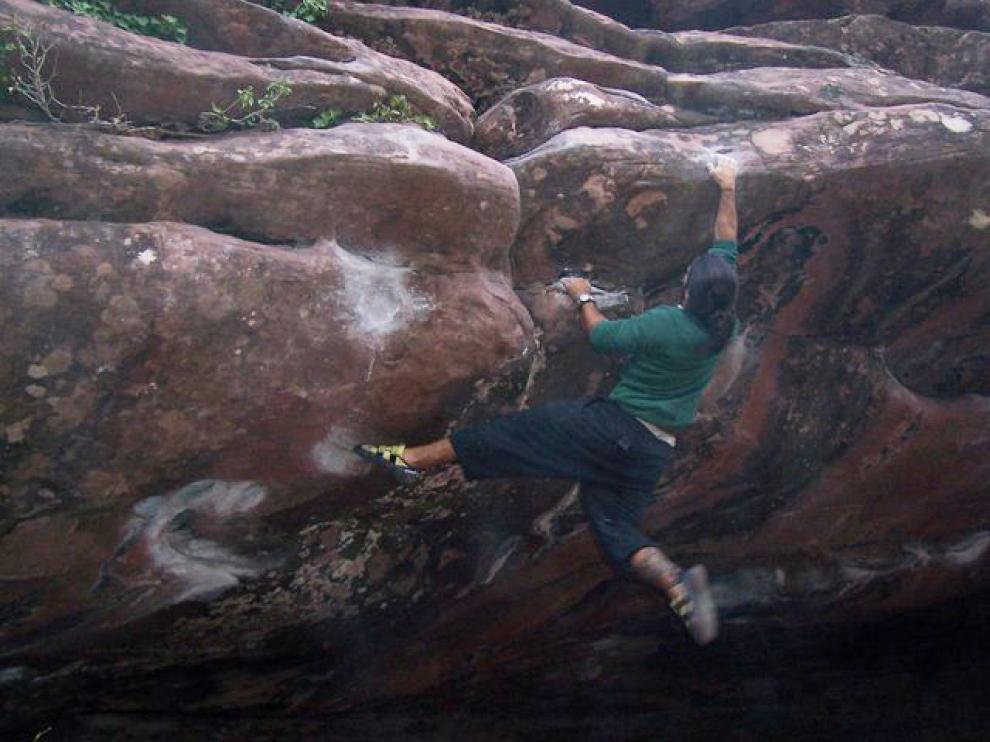 El bulder es una modalidad de escalada que se caracteriza por ascender sin protección.