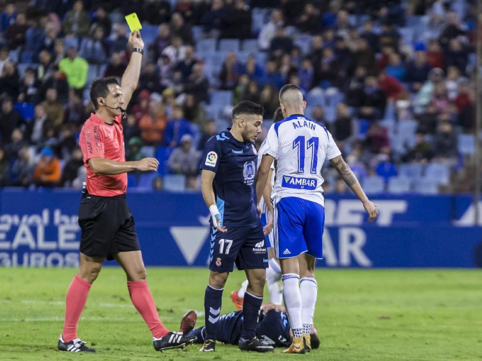 Ais Reig, en su último partido arbitrado al Real Zaragoza (el 0-0 ante la Cultural Leonesa en La Romareda), muestra tarjeta amarilla a Alain Oyarzun.