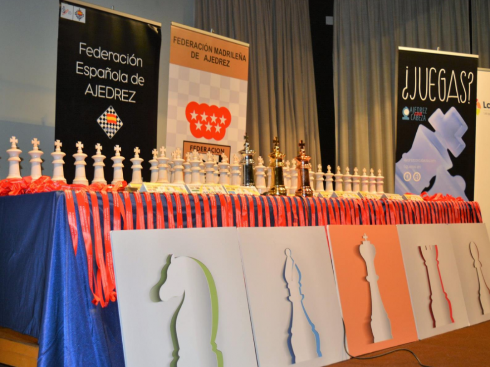 Trofeos y premios para los participantes.