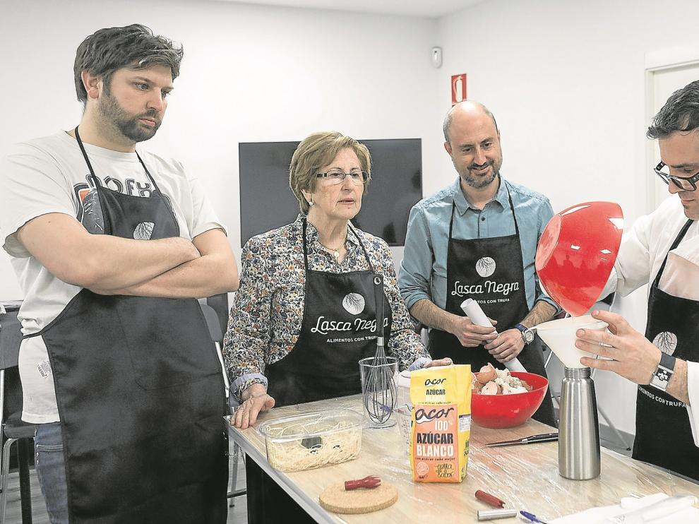 El 'chef' Moisés Andaluz da explicaciones a algunos de los participantes en el taller que tuvo lugar en Lasca Negra.